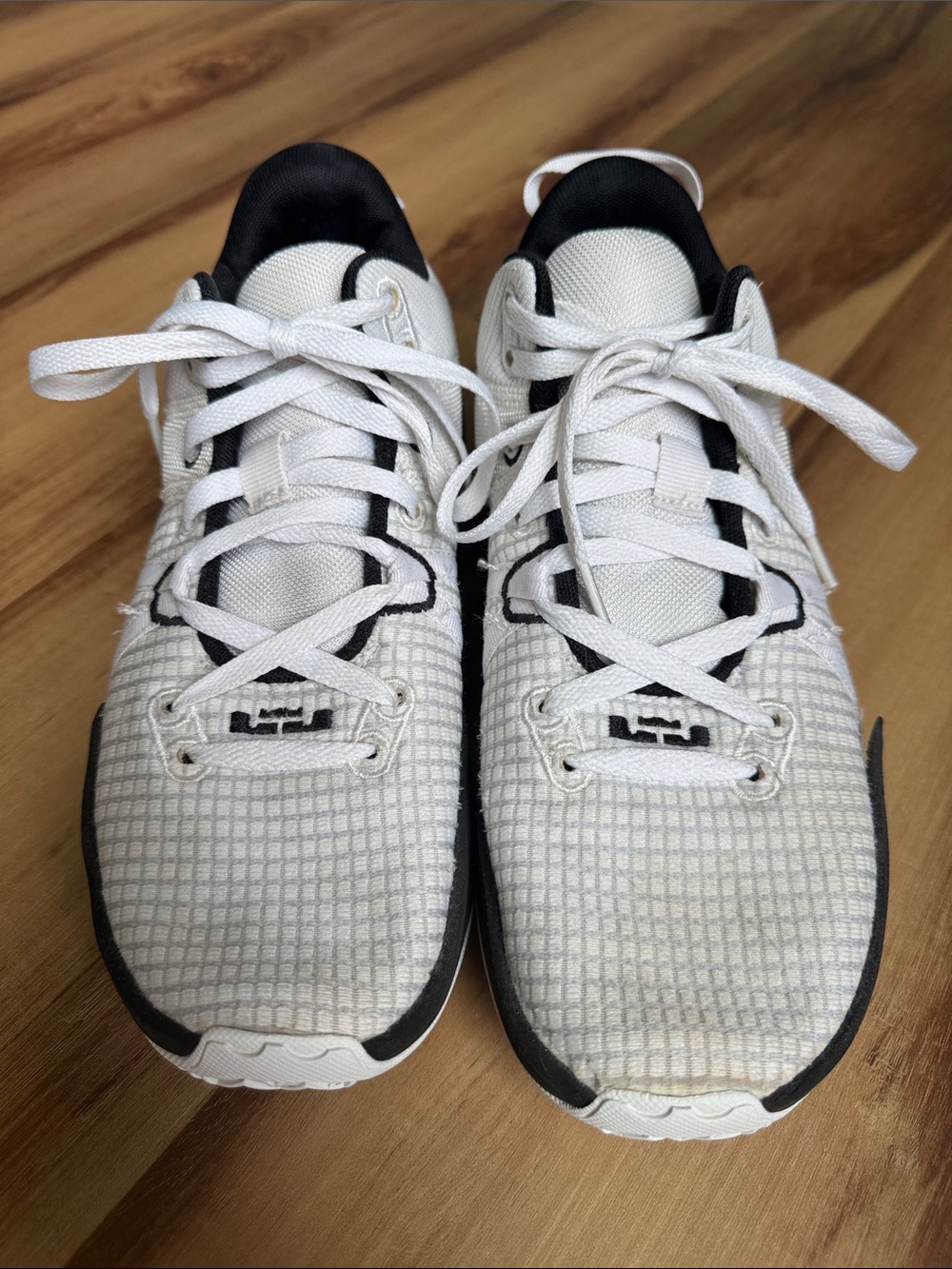 Nike White and Black Lightweight Sneakers - basketball
